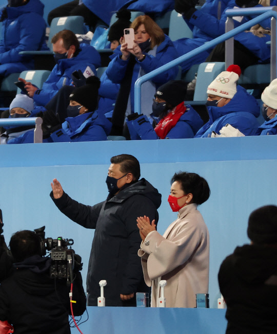시진핑 중국 국가주석이 지난 4일 오후 중국 베이징 국립경기장에서 열린 2022 베이징 동계올림픽 개회식에서 중국 선수단이 입장하자 손을 흔들고  있다.  연합뉴스